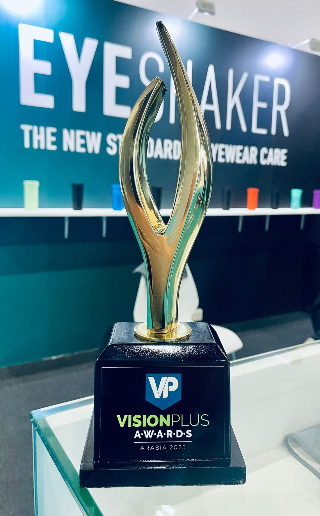 Eyeshaker wurde mit dem VisionPlus Award ausgezeichnet. Der Artikel erklärt, wie das System für Optikerinnen und Optiker Reinigung, Servicekontakte, Wiederbesuche und Verkaufserfolg verbessert.