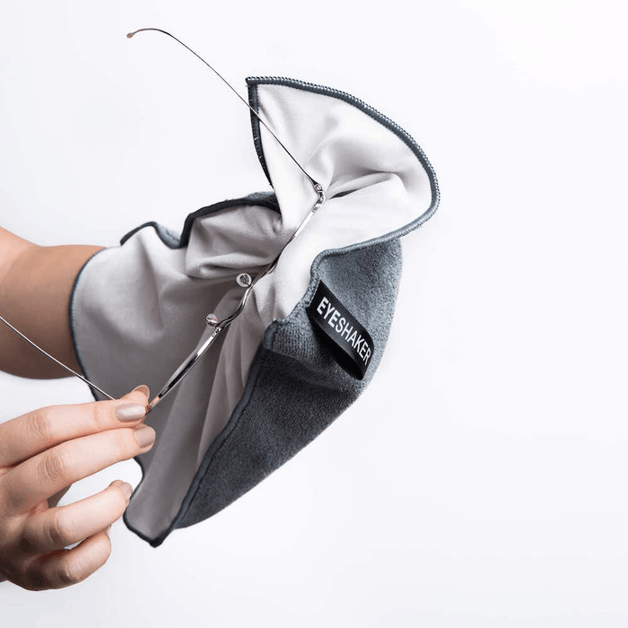 THE GLOVE by Eyeshaker: two-layer microfibre glove for drying and polishing glasses, with a dark and a light side